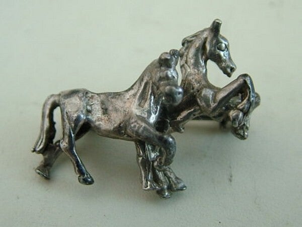 Kleine zilveren broche met twee rennende paarden (7499-4191)
