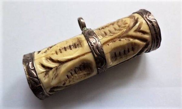 Unieke antieke gekerfde benen hanger met zilver (7545)