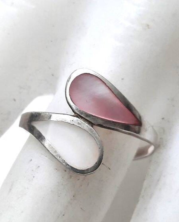 Prachtige zilveren ring met witte en roze parelmoer 925 (7545-3365)