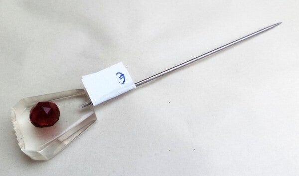 Vintage Art Deco hoedenspeld, helder Lucite/Perspex met Robijnrode steen (7585)