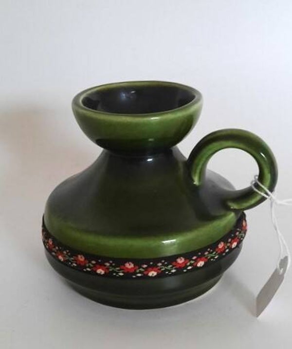 Vintage Gmundner Keramik vaasje kannetje, groen met bloemenlint (7697)