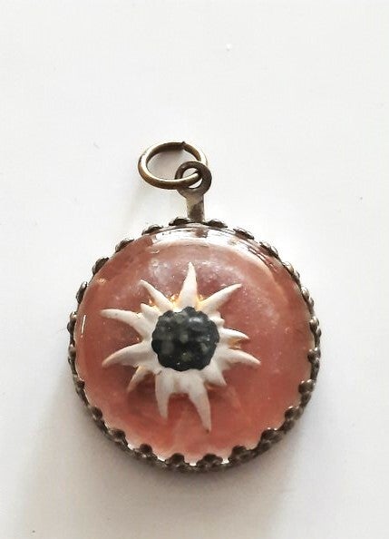 Vintage Edelweiss hanger, Alpenbloem medaillon onder koepeltje (7727)