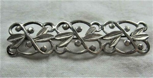 Langwerpige art deco broche blaadjes en bessen zilver (7732-4497)