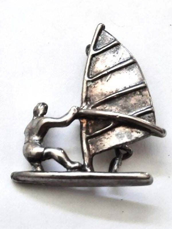 Zilverkleurige broche surfer op surfplank (7741-4489)