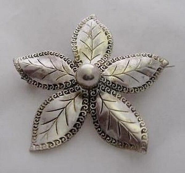 Fraaie antieke zilveren bloem broche (7774)