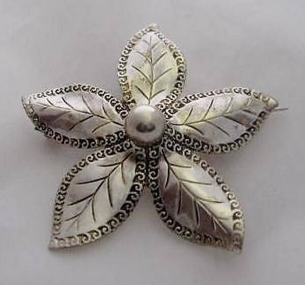 Fraaie antieke zilveren bloem broche (7774)