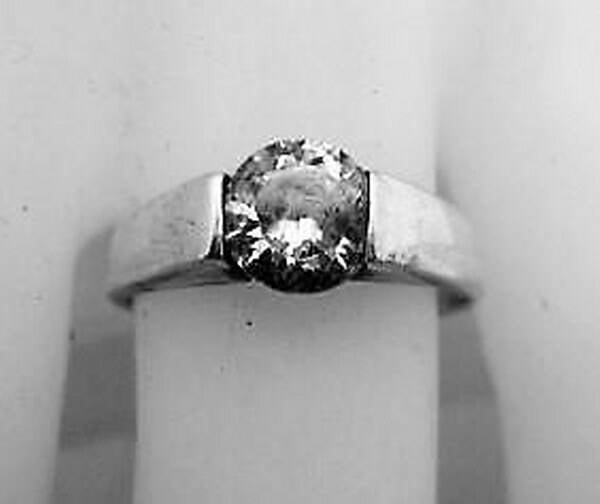 Stijlvolle zilver solitair ring met zirkonia. (7810-30)