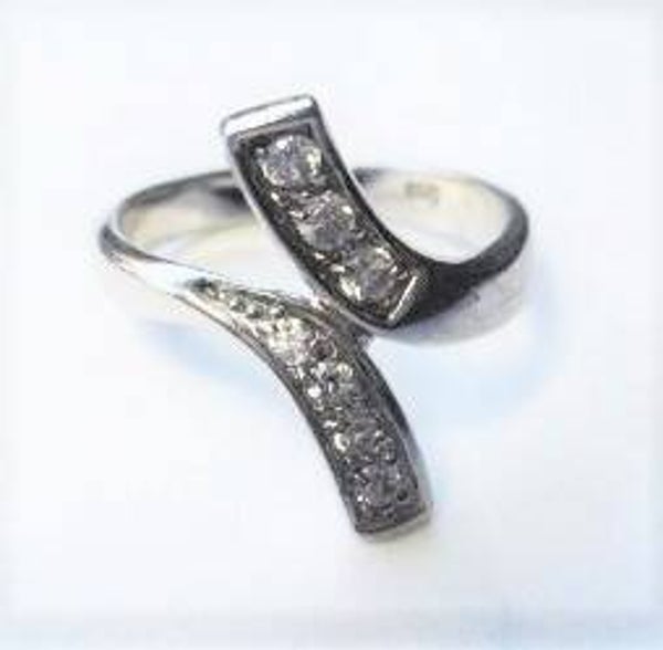 Gekruiste ring met zirkonia's, 925. (7810-71)