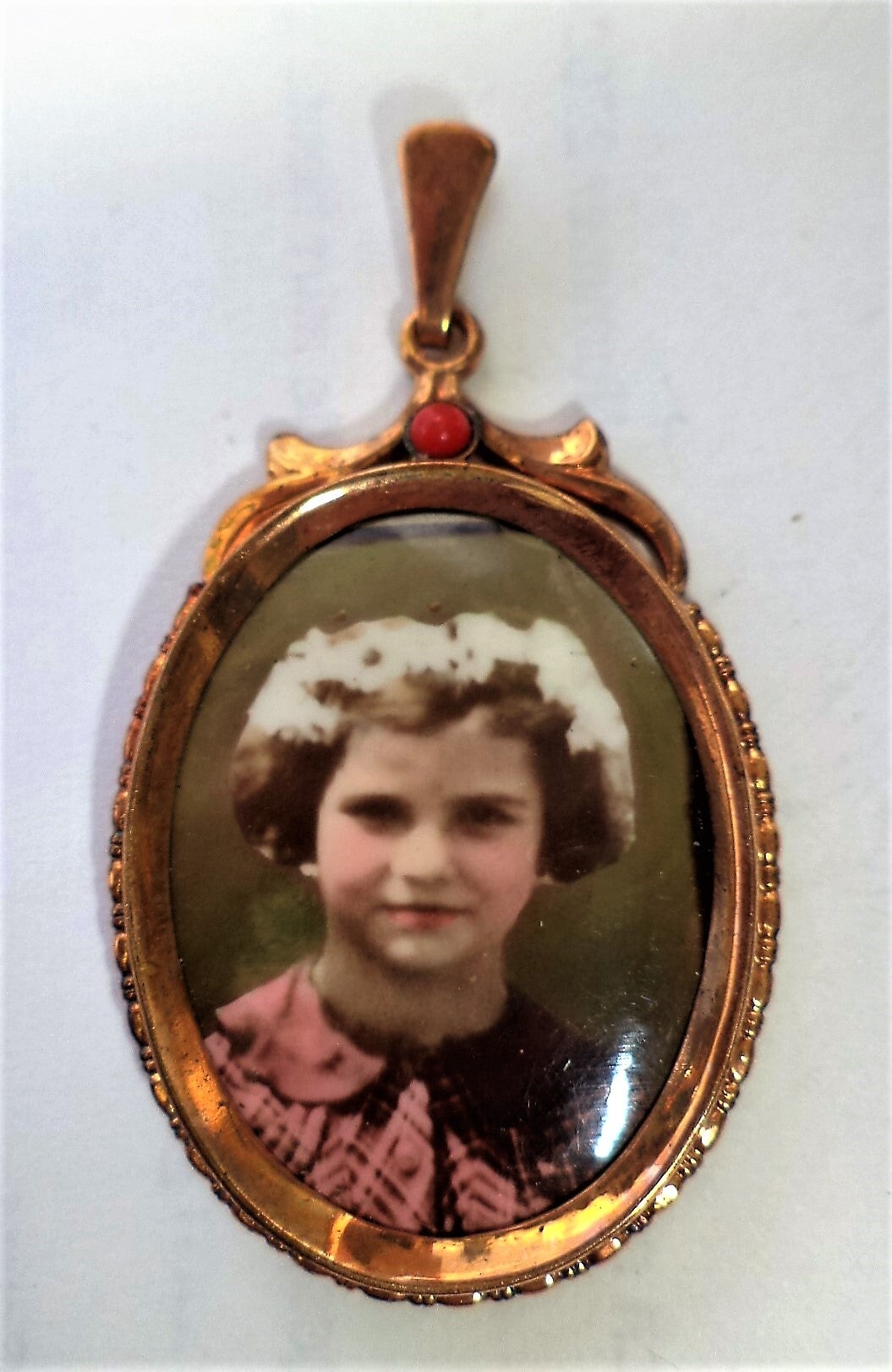 Antieke Jugendstil Fotohanger – Gouddoublé met rood steentje (7812-1010)