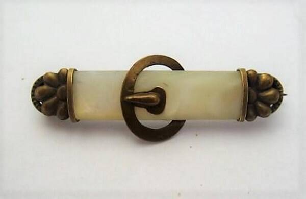 Aparte antieke broche parelmoer en messing met gespje (7827-4570)