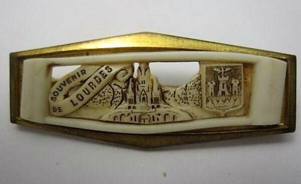 Antieke Lourdes Broche - Gekerfd Celluloid (7851)