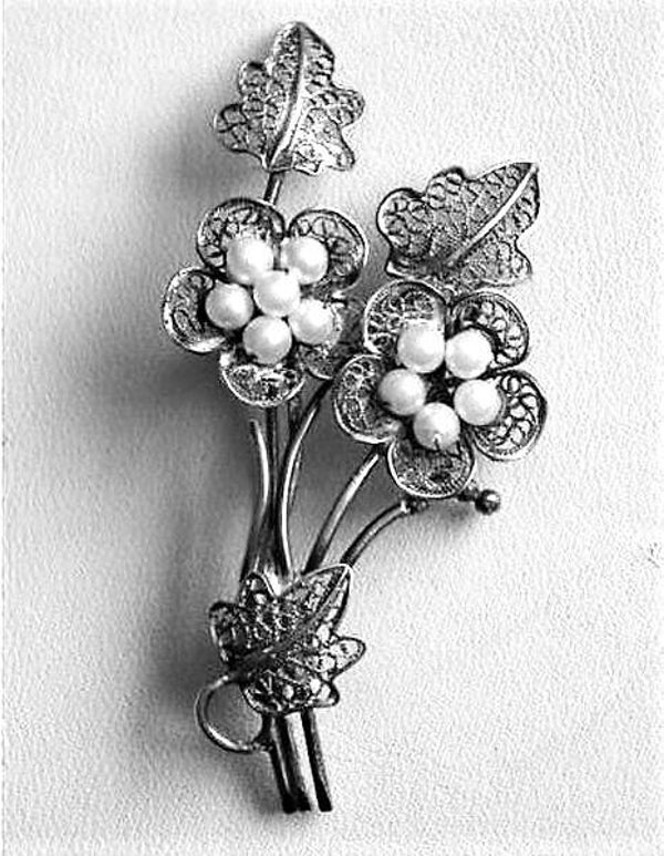 Mooie filigrain zilveren bloemenbroche met pareltjes (7871-4591)