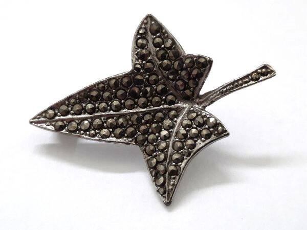 Zilveren bladbroche met markasieten, gemerkt (7884-4669)