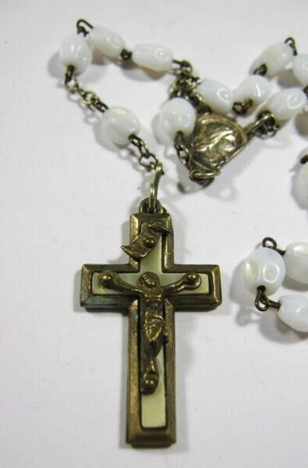 Antieke rozenkrans witte kralen met parelmoerglans (6888-79)