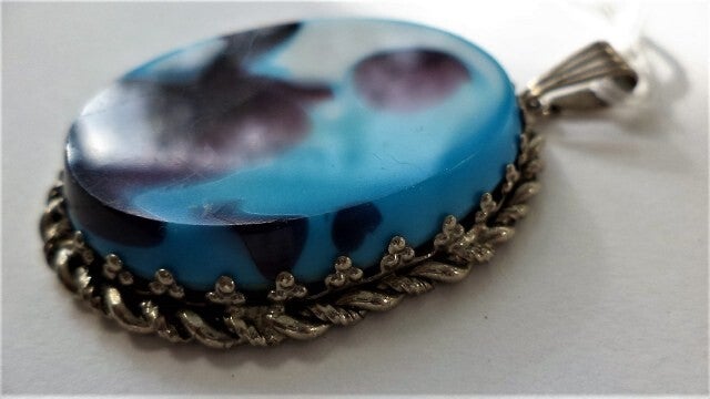 Mooie kunststof hanger blauw-paars-wit in metalen rand (7902)