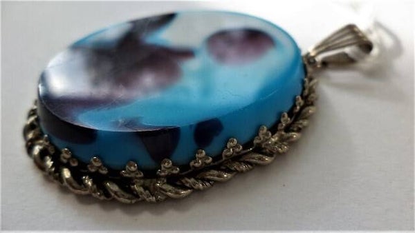 Mooie kunststof hanger blauw-paars-wit in metalen rand (7902)