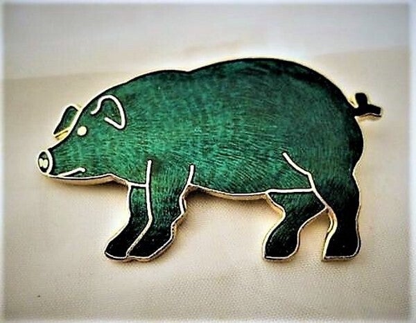 FISH Prachtig cloisonné emaille broche Varken. 22kt verguld (7905-4762)