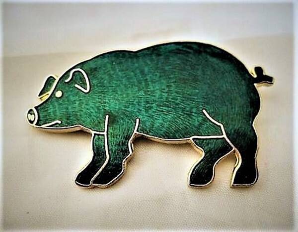 FISH Prachtig cloisonné emaille broche Varken. 22kt verguld (7905-4762)