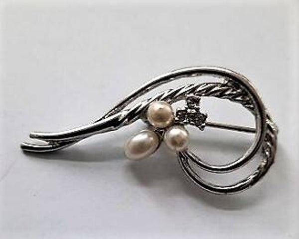 Prachtige verzilverde broche met parels en strass (7924-5183