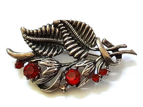 Grote zware Vintage broche Tak met Rode strass (7933-5358)