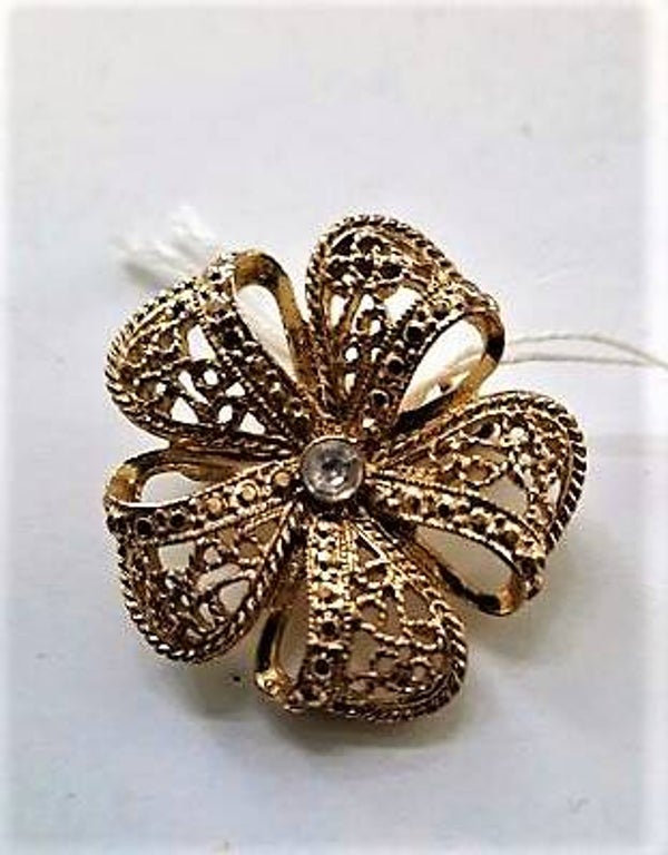 Goudkleurige filigrain broche met helder steentje (7933-5387)