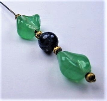 Elegante vintage hoedenspeld, groene stenen en blauwe accentkraal (7933-B9)