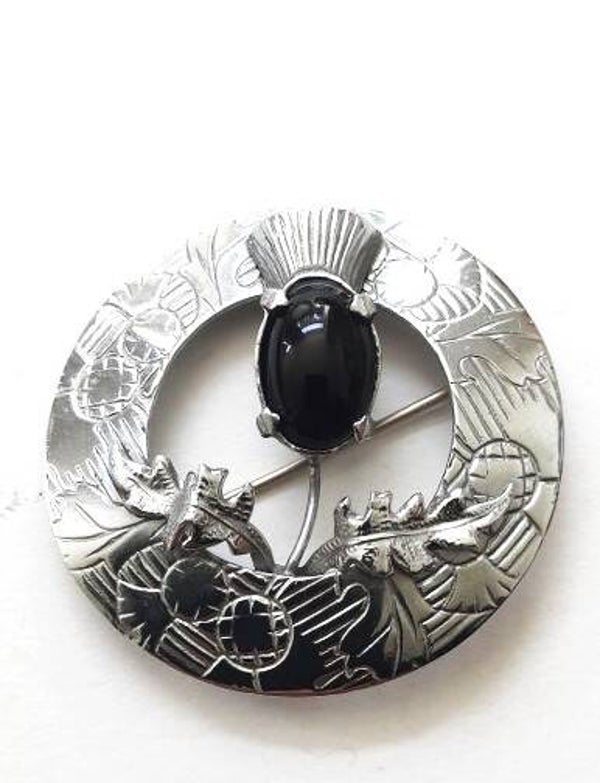 Mizpah - Broche Schotse distel met donkere steen (7948)