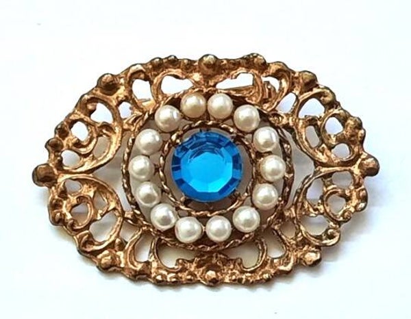 Klassieke goudkleurige broche met Aquablauw kristal en parels (7954)