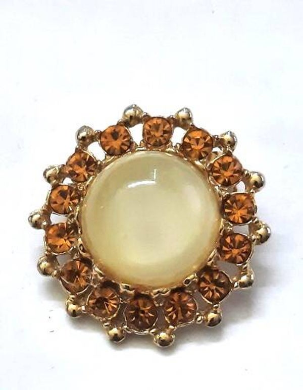 Schitterende vintage stijl broche met grote Cabochon en Oranje strass