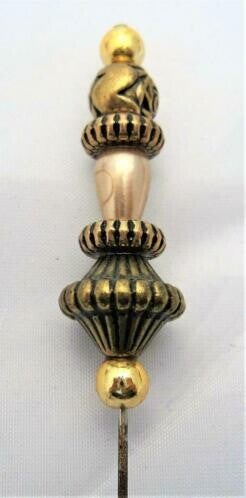 Antieke hoedenspeld met een rijk gedecoreerd metalen ornament (7955)