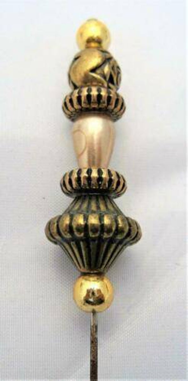 Antieke hoedenspeld met een rijk gedecoreerd metalen ornament (7955)