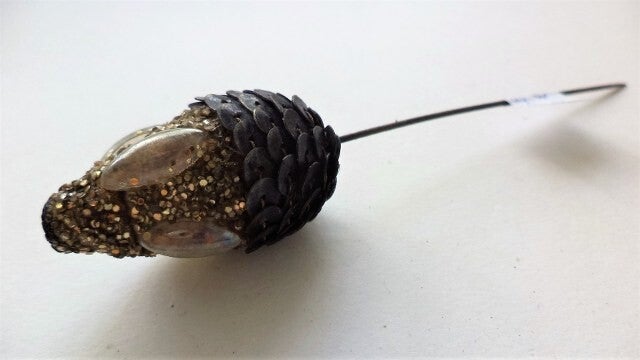 Prachtige Vintage hoedenspeld Dennenappel met Goudglitter en Lovertjes (7958-R2)