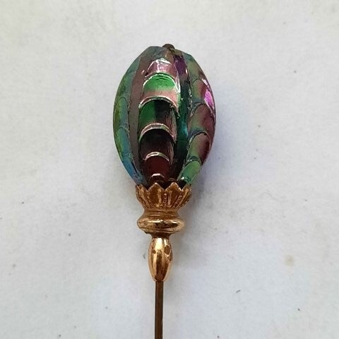 Art Nouveau hoedenspeld met iriserende glazen kop (7958-R28)