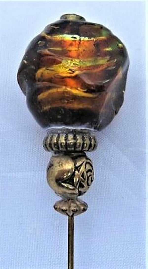 Prachtige vintage hoedenspeld, Art Nouveau Stijl. Amberkleurig glas (7958-R33A)