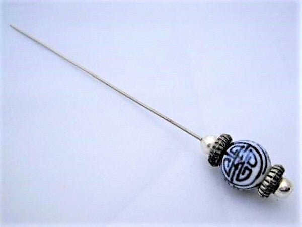 Antieke hoedenspeld met blauw-witte keramieken kraal (Longevity) (7960-L9)