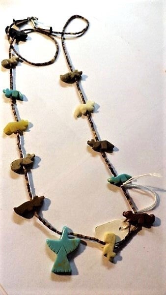 Vintage Zuni halsketting met dierenfiguurtjes uit edelstenen aan fijne kralenketting (7966-1214)