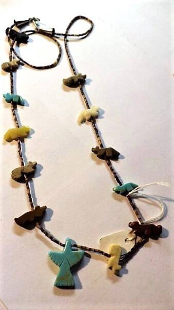 Vintage Zuni halsketting met dierenfiguurtjes uit edelstenen aan fijne kralenketting (7966-1214)