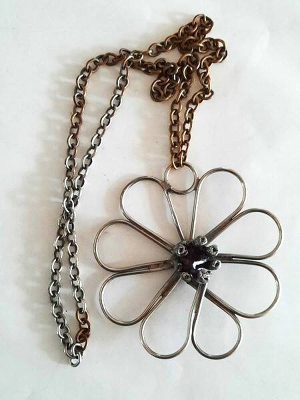 Vintage Brutalist Statement Piece – Handgemaakte XL Bloemenhanger met Amethist (7969)