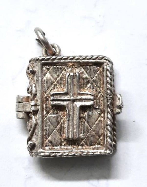 Vintage zilveren bijbel hangertje NUVO (7979)