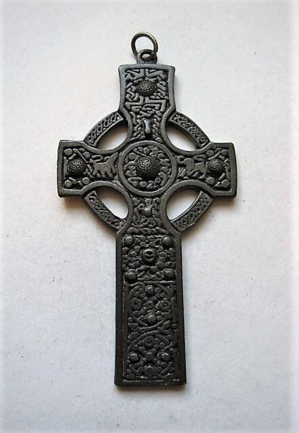 Groot Keltisch kruis met dierenfiguren en knoopwerk (8043)