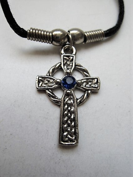 Hangertje Keltisch kruis met blauwe steen aan veterketting (8043)