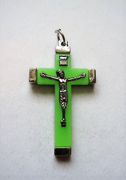 Mooi lichtgevend groen kruisje, verzilverd Italy (8043)