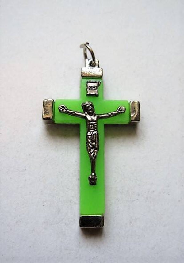 Mooi lichtgevend groen kruisje, verzilverd Italy (8043)