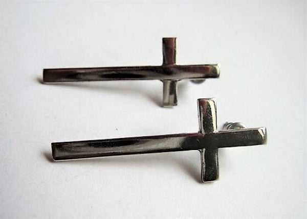 Oorbellen zilverkleurig kruis (8043)