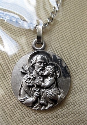 Nieuwe Sint-Jozef medaille aan ketting. Christchurch Priory (8043)