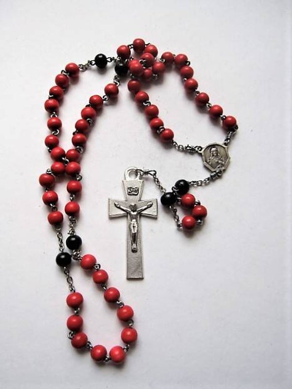 Rozenkrans met rode en zwarte kralen (8043-112)