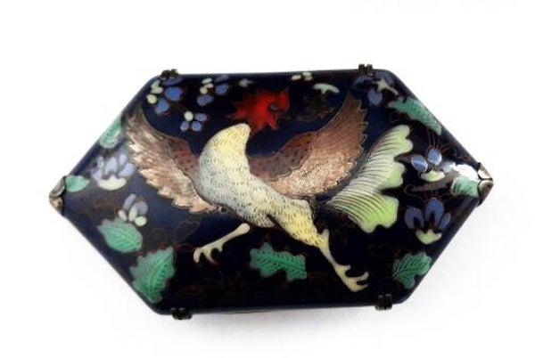 Unieke broche, porseleinen schildje met haan van antiek Japans zwaard (8062)
