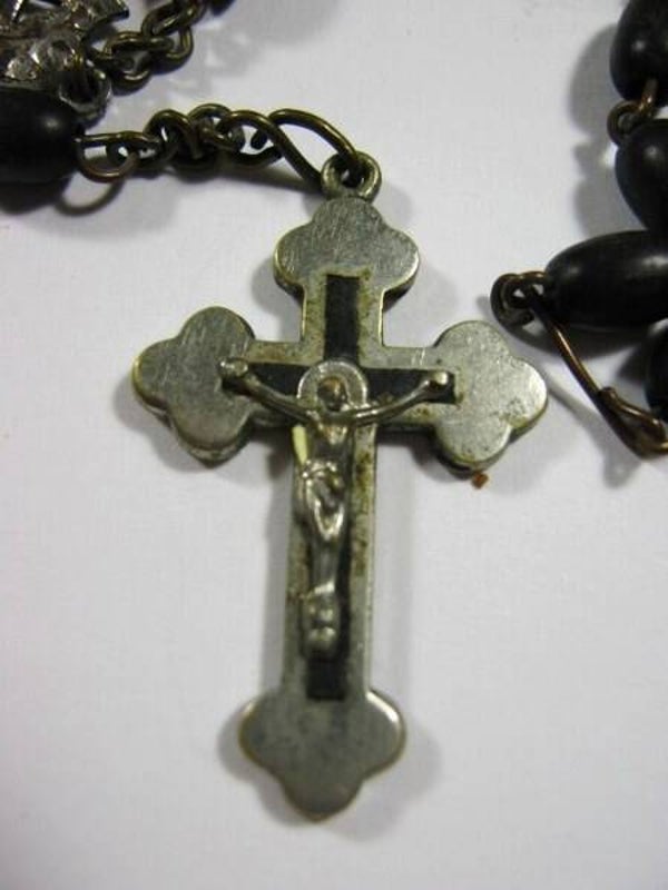 Oude rozenkrans met donkere houten kralen (6888-82)