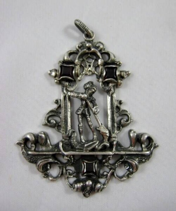Sint Joris - Grote zilver hanger met granaten (7421-827)