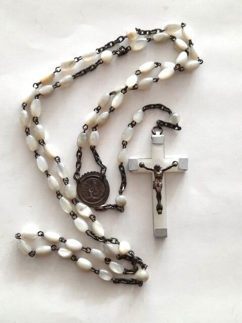 Antieke Lourdes rozenkrans, Parelmoer-look, Aluminium kruis (89)